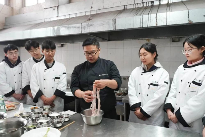 ▲俞涛在给学生上课。