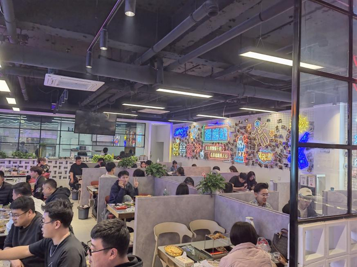 营业中的吴氏烧烤 受访者供图