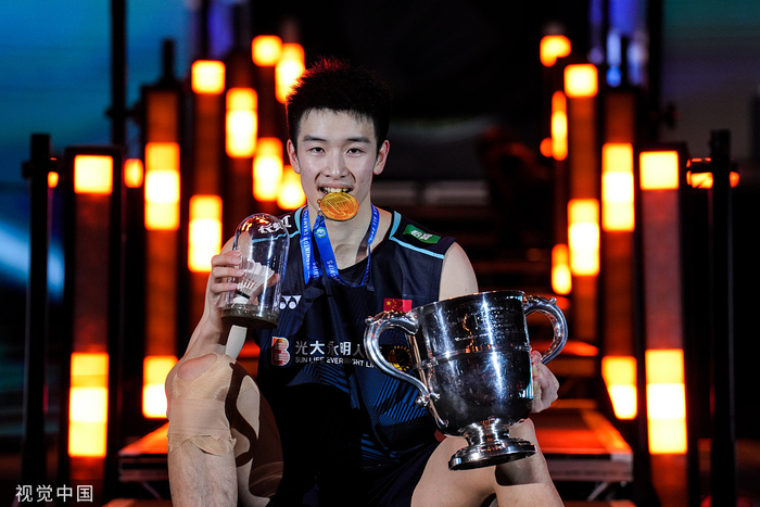 李诗沣成为第一个00后的全英赛男单冠军。