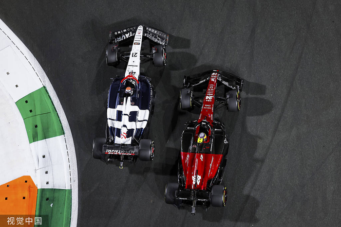 周冠宇超车瞬间。