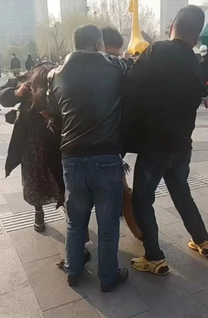 当事双方发生抓扯，有旁观者劝架。/视频截图