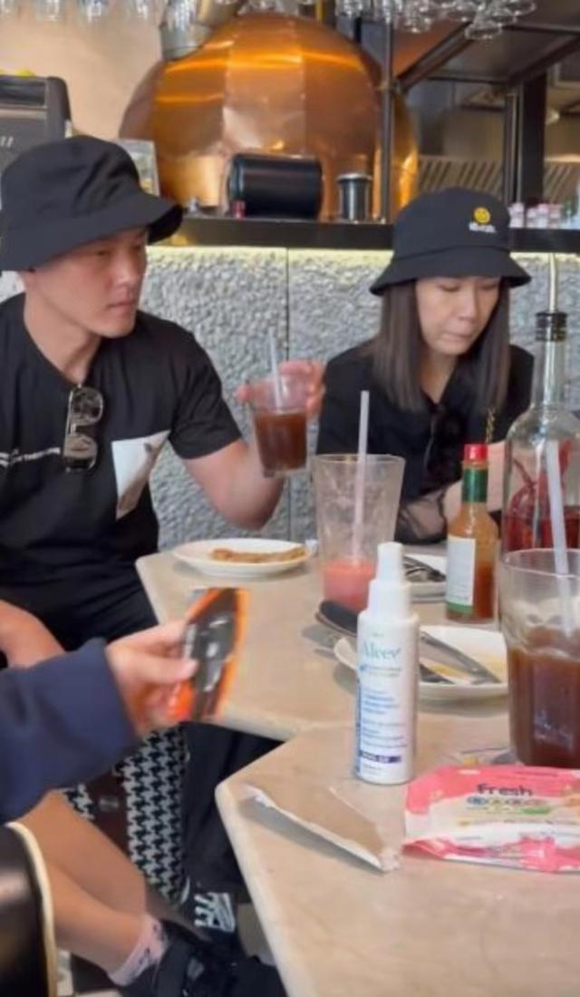 走好!TVB女星父亲遗体运回大马,最后一程获警察开路子孙到齐|庄思明|杨明|庄宝|马来西亚|庄家_新浪新闻