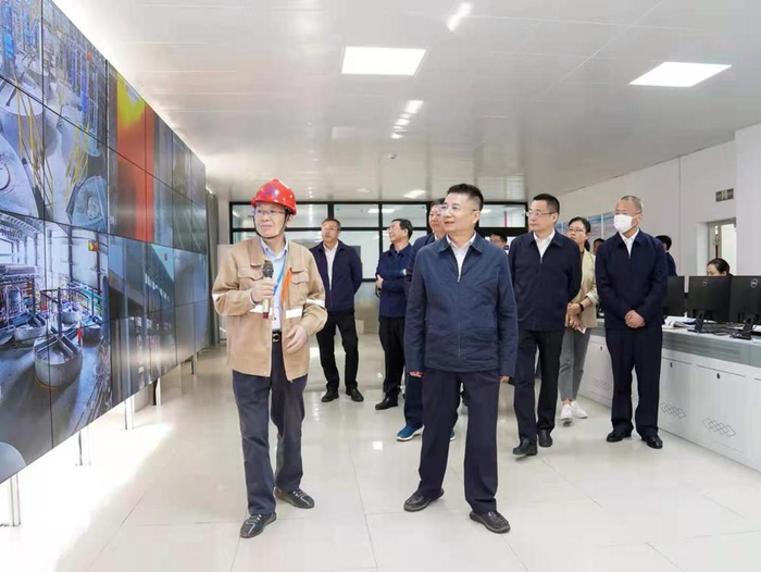 ↑新余市委副书记、市长徐鸿在工业企业调研。
