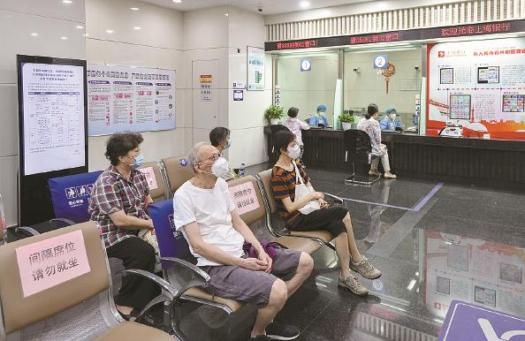             市民李阿姨期盼银行网点对特殊老人的服务能更有“温度”  本报资料图  记者  王凯  摄          