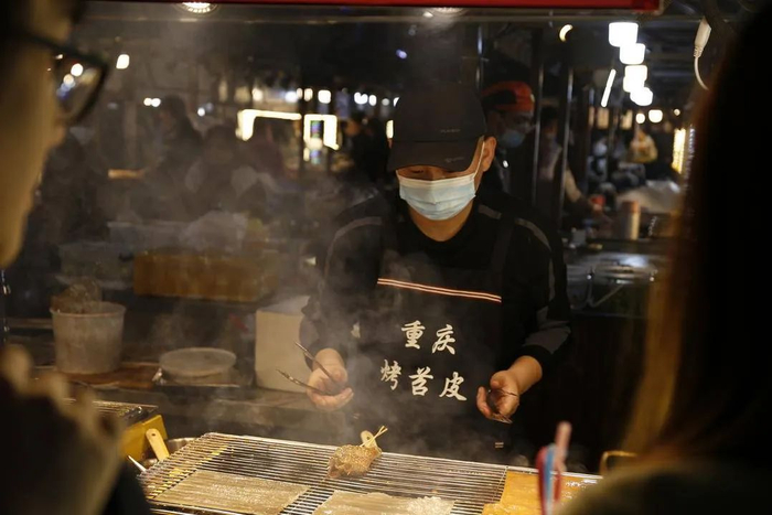 兴顺夜市的小吃五花八门，网红美食应有尽有。