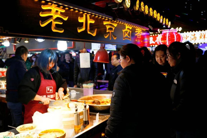 空气中飘散的阵阵美味，刺激着消费者的味蕾。