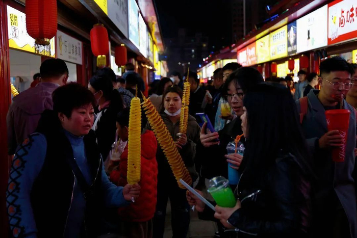趁着周末，许多市民到兴顺夜市逛吃逛吃。 
