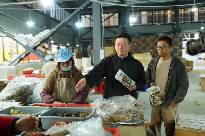 刘若愚（右二）