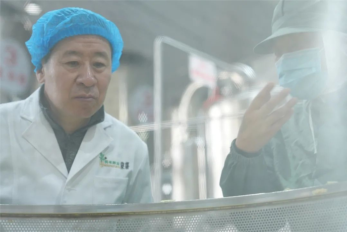 卢文兵（左一）