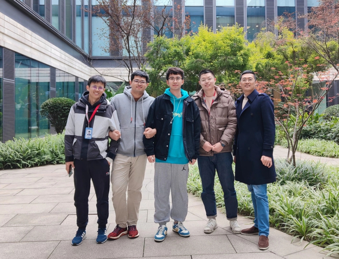 （宁博宇在华为实习/图源：电子科技大学官网）