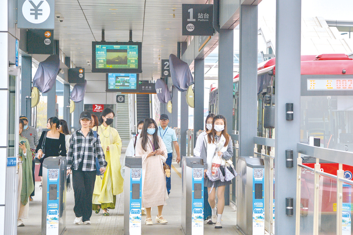     ▼节假日期间，市民乘坐BRT二号线B02路到达园博园站。