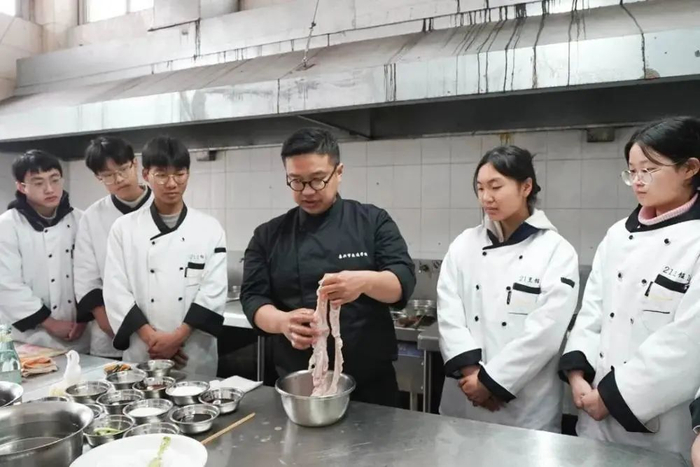 ▲俞涛在给学生上课。