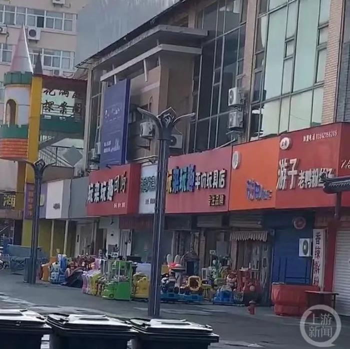 事发的街边玩具店。/视频截图