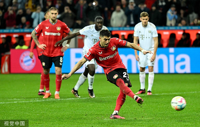 拜仁两次送给对手点球。