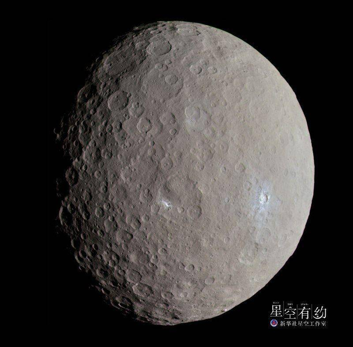 这是美国“黎明”号探测器拍摄的谷神星照片。（来源:美国国家航空航天局）