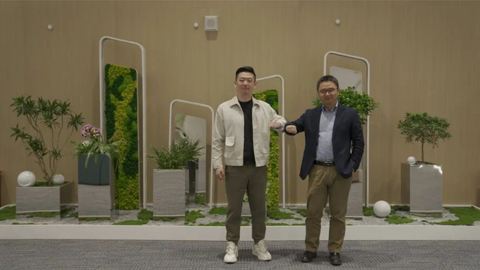 刘若愚（左）和沈杰（右）在乡村商学堂中相识，互相分享经验