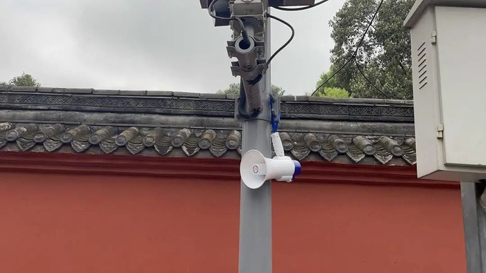 文殊坊街区内的扩音喇叭提醒游客“不要轻信算命、乞讨人员”