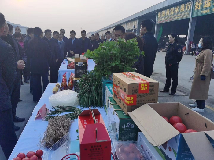 北京新发地市场董事长张玉玺带领20多位“大王”和百强商户在兰考考察当地农产品。新发地供图