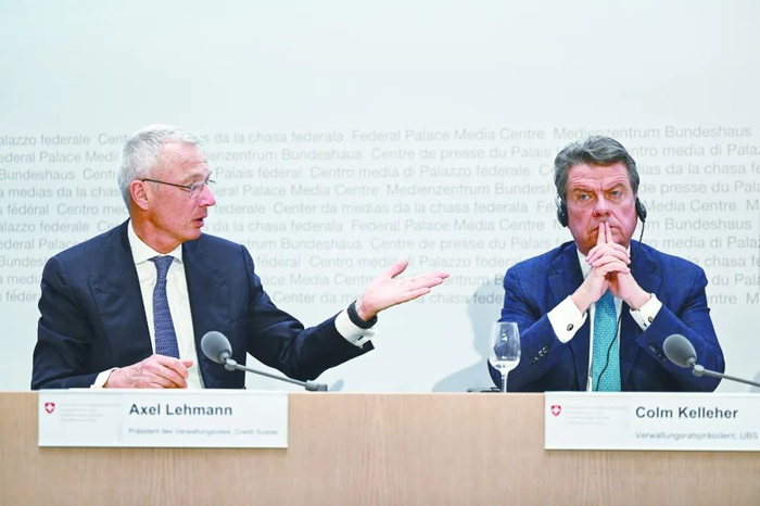 瑞银董事长凯莱赫（右）和瑞信董事长莱曼19日在伯尔尼召开新闻发布会，宣布收购计划。（法新社）