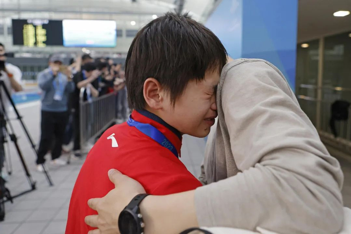 全红婵在领奖后痛哭。图/视觉中国