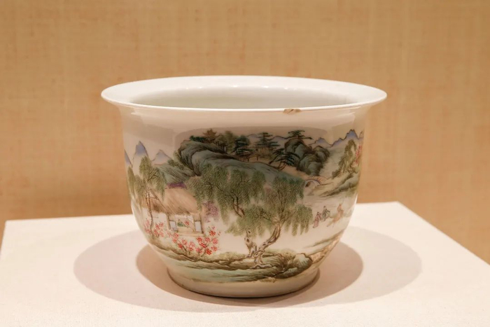 △ 清 粉彩山水人物诗意花盆