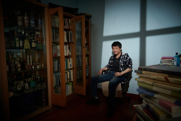 徐钺，出版有诗集《序曲》等