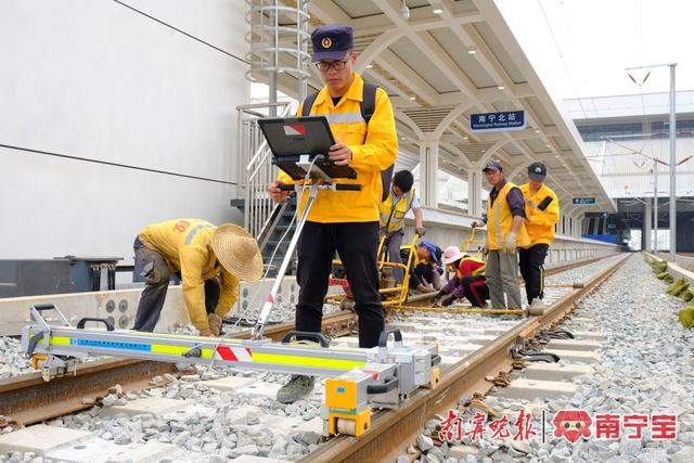 南宁工务段技术员在贵南高铁精调作业现场