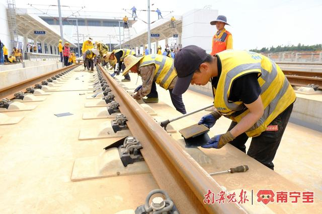 南宁工务段贵南高铁精调作业现场