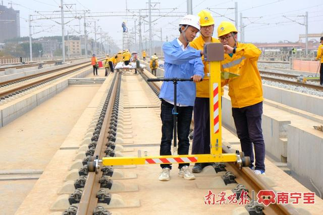 南宁工务段技术员在贵南高铁精调作业现场