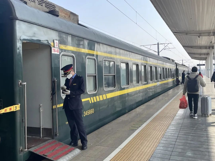 由武昌开往哈尔滨的T182次列车途经光山，全程超过29个小时。