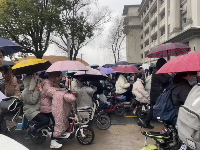 中午放学时的舒城中学，拥堵通常要持续10-20分钟。