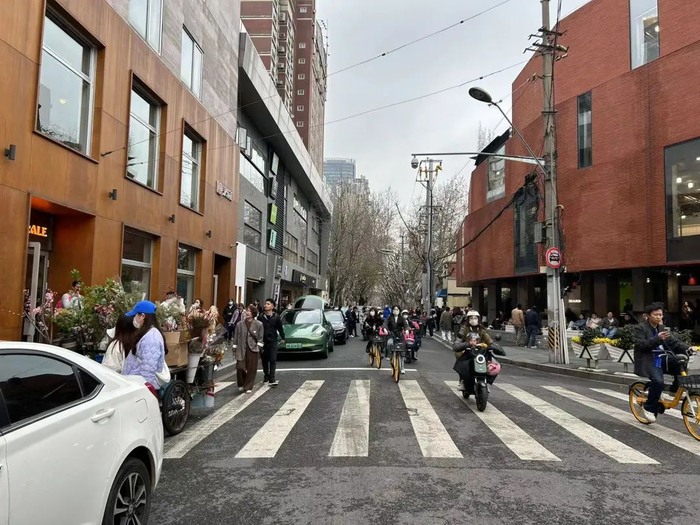 安福路上游客多，停靠车辆也多。