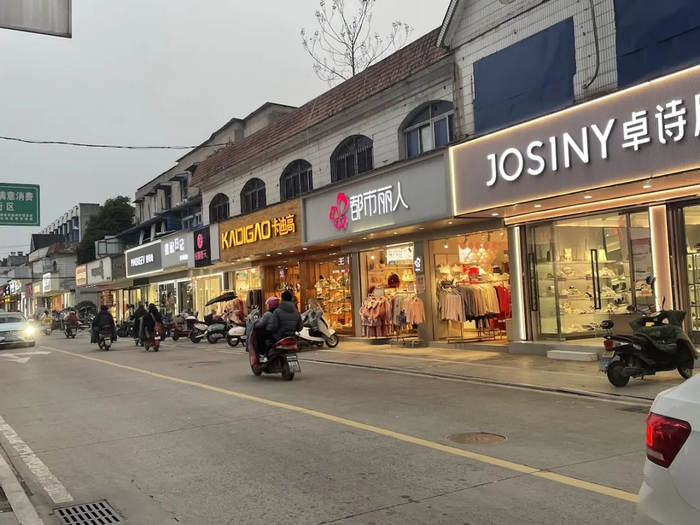 位于舒城县城关镇的鼓楼街，是县城最繁华的商业街。