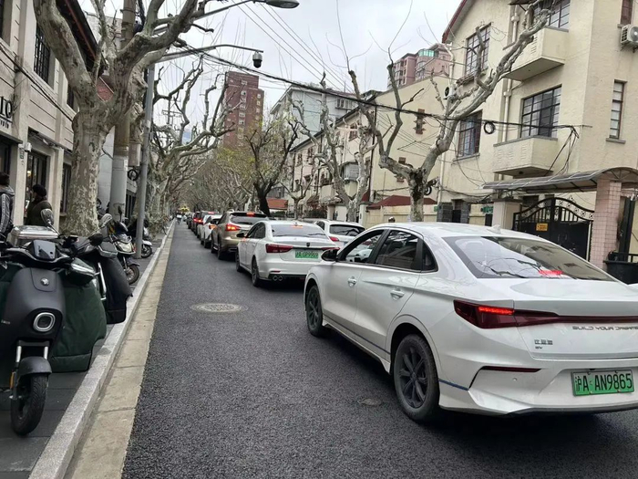 许多车辆拥堵在安福路