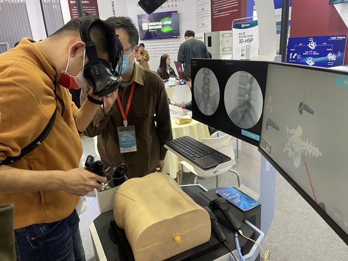 神经可视化脊柱微创手术导航系统。受访者供图