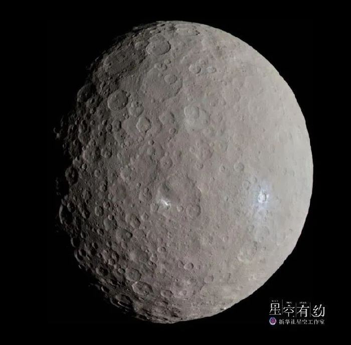 这是美国“黎明”号探测器拍摄的谷神星照片。（来源:美国国家航空航天局）