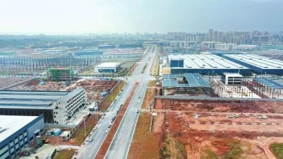 近日，营山经开区新能源汽配产业园及基础设施项目正在加紧建设。 杨汉国 摄