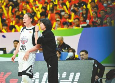 　　3月12日，四川远达美乐队主教练王桂芝（右）与球员贾赛琪交流。 新华社记者 王曦 摄