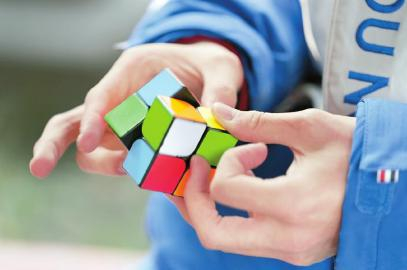 　　李佳洲以1.18秒的平均成绩再次打破二阶魔方项目亚洲纪录。 四川日报全媒体记者 吴枫 摄