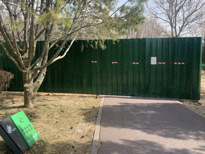海淀三山五园绿道上的施工路段，骑行者只能绕路