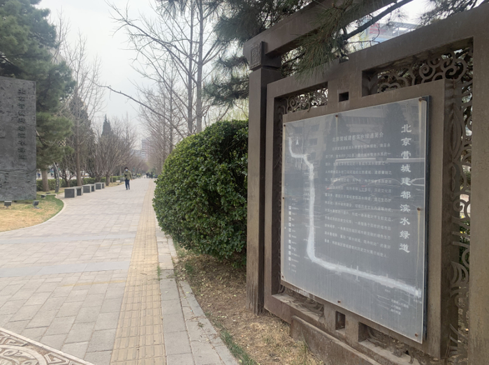 营城建都滨水绿道起点处的标识已经斑驳，地图上指示的自行车道标识在地面上根本找不到