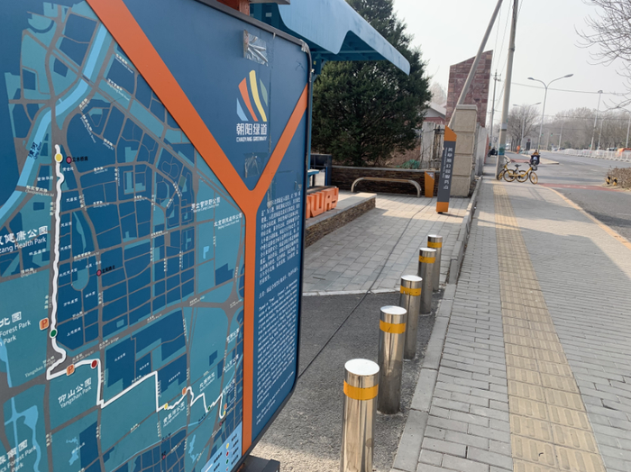 朝阳北部绿道示范段黄草湾公园出来的地图上“我在这里”标识缺失，地面上也没有指示标识