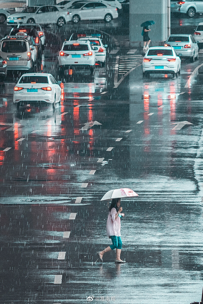 路上有风有雨是常态 风雨无阻是心态 风雨兼程是状态 ——《人民日报》_新浪新闻