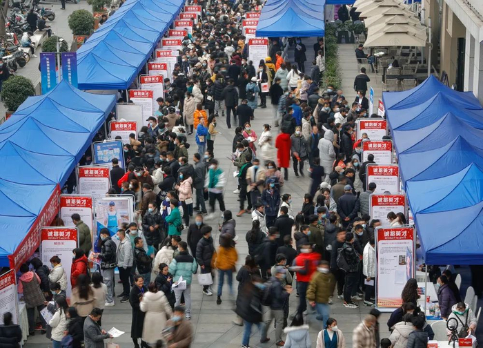 2月17日，人们在中国成都人力资源服务产业园查看招聘信息（沈伯韩/摄）