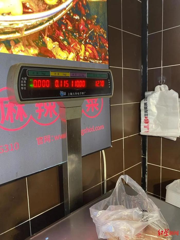 ▲记者走访，商家称已“去皮”，实际未“去皮”