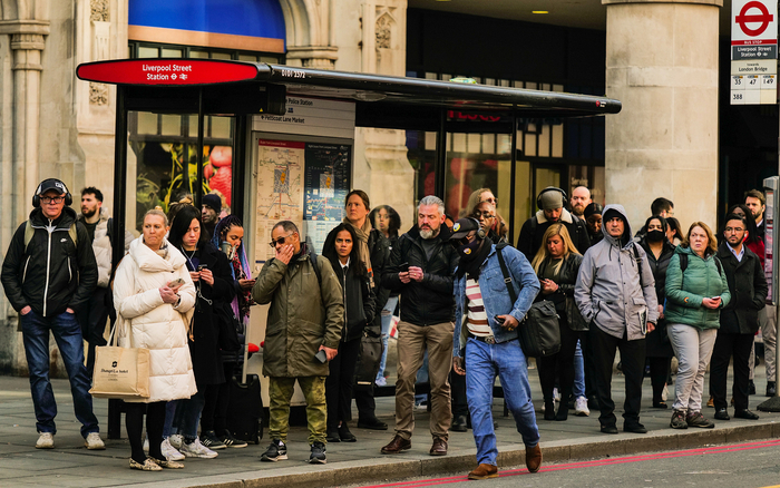 当地时间2023年3月15日，英国伦敦，地铁工人罢工期间，通勤者在利物浦街地铁站附近的一个公交车站等待。