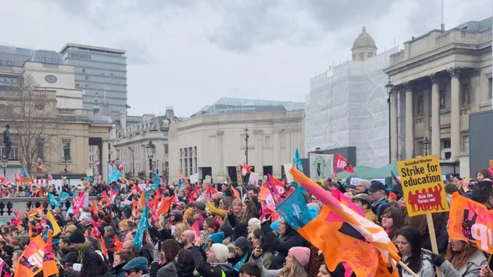 英国国家美术馆门口的示威群众。作者 摄