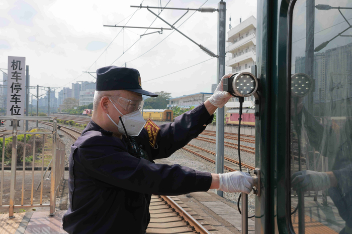图为罗水平在挂始发作业边灯。杜雪凡摄