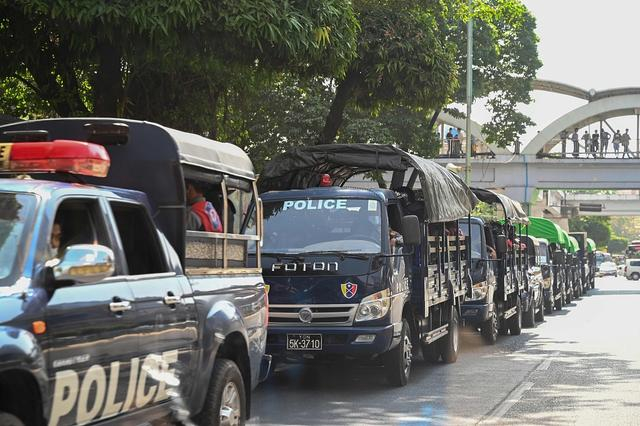 当地时间2021年2月1日，缅甸仰光，大量警察部队进入仰光市中心。视觉中国 资料图