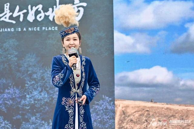 巩留县文化体育广播电视和旅游局副局长英卡尔·巴合提开尔地现场推介伊犁文旅资源。石榴云/新疆日报记者 阿比拜摄